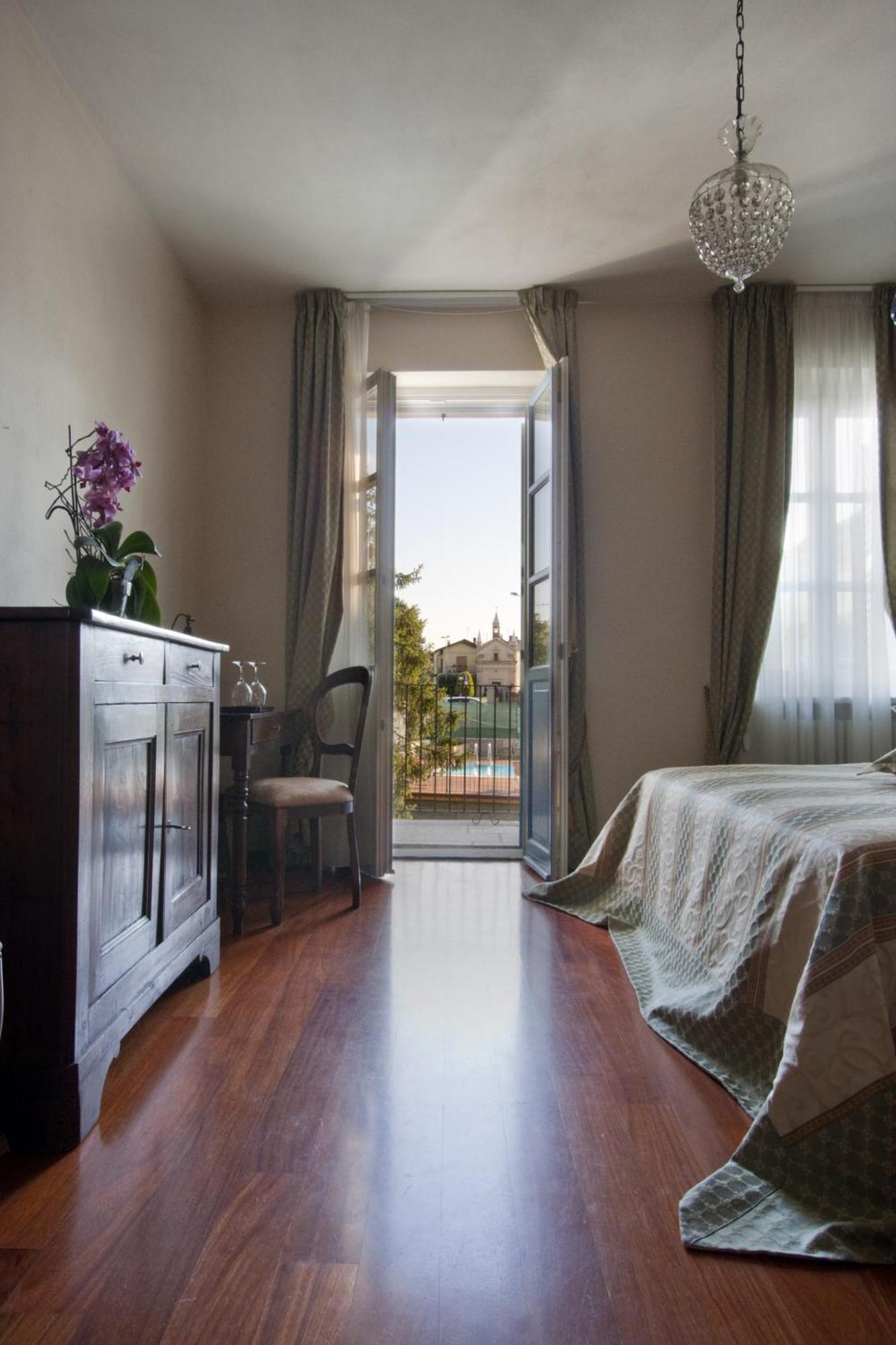 Locanda Dell' Orso Bevitore Bed & Breakfast Verduno Room photo