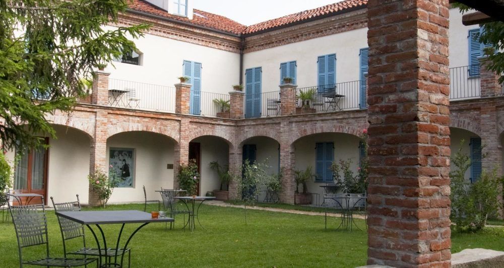 Locanda Dell' Orso Bevitore Verduno Exterior photo